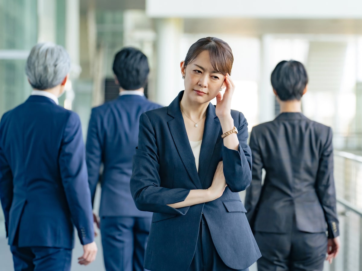 あからさまにお気に入りの部下ばかりを優遇するえこひいき上司の心理とは？ ※サムネイル画像：PIXTA