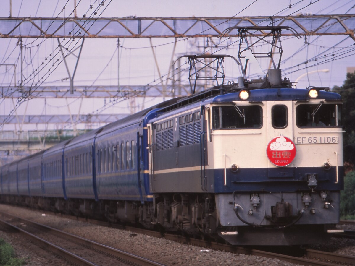 電気機関車EF65に牽引された寝台特急出雲号。2006年まで運行していた(画像:PIXTA)