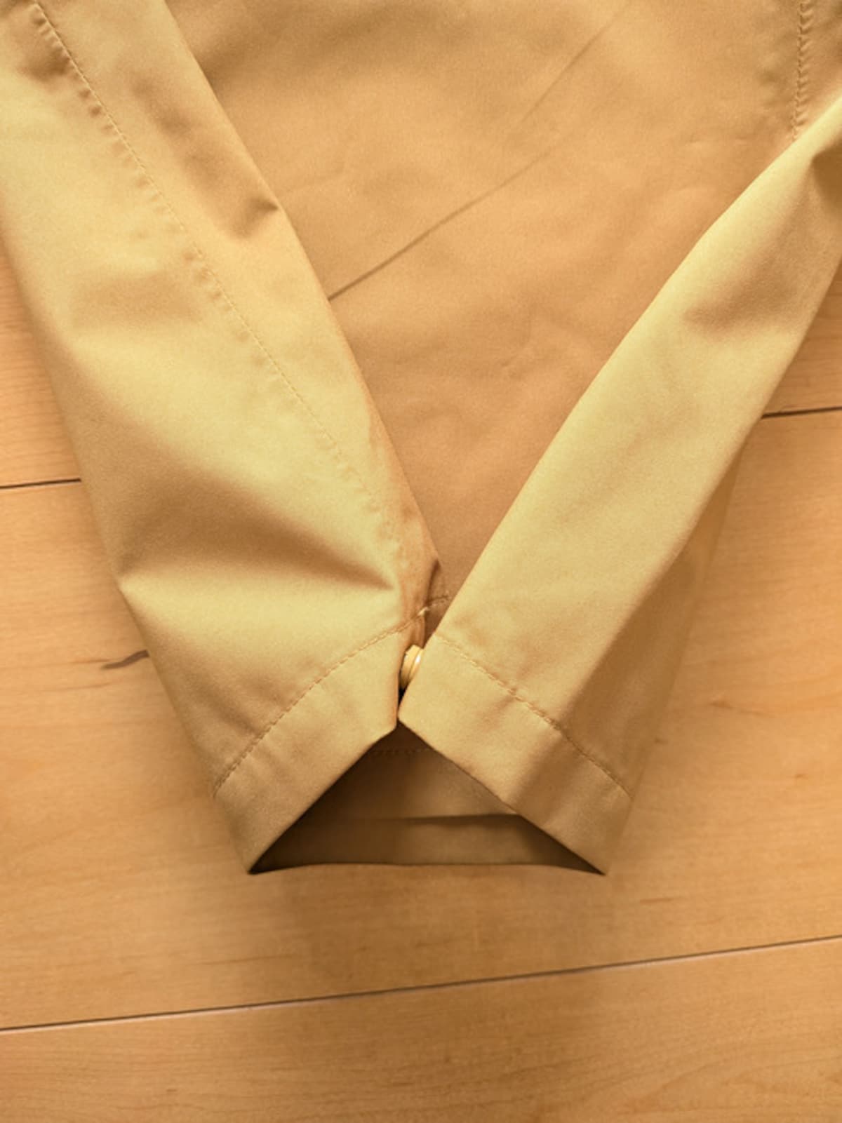 ワークマンの「レディースレインパンツ ワイド」は裾にボタンが付いている