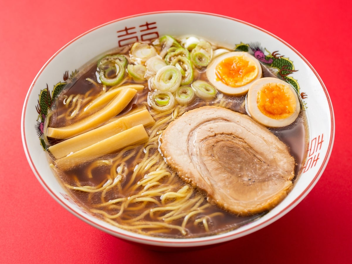 寒い季節に食べるラーメンのおいしさ……たまりません ※画像：PIXTA