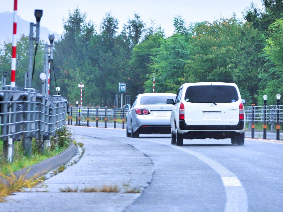高速道路上での乗用車による煽り運転　※画像：PIXTA