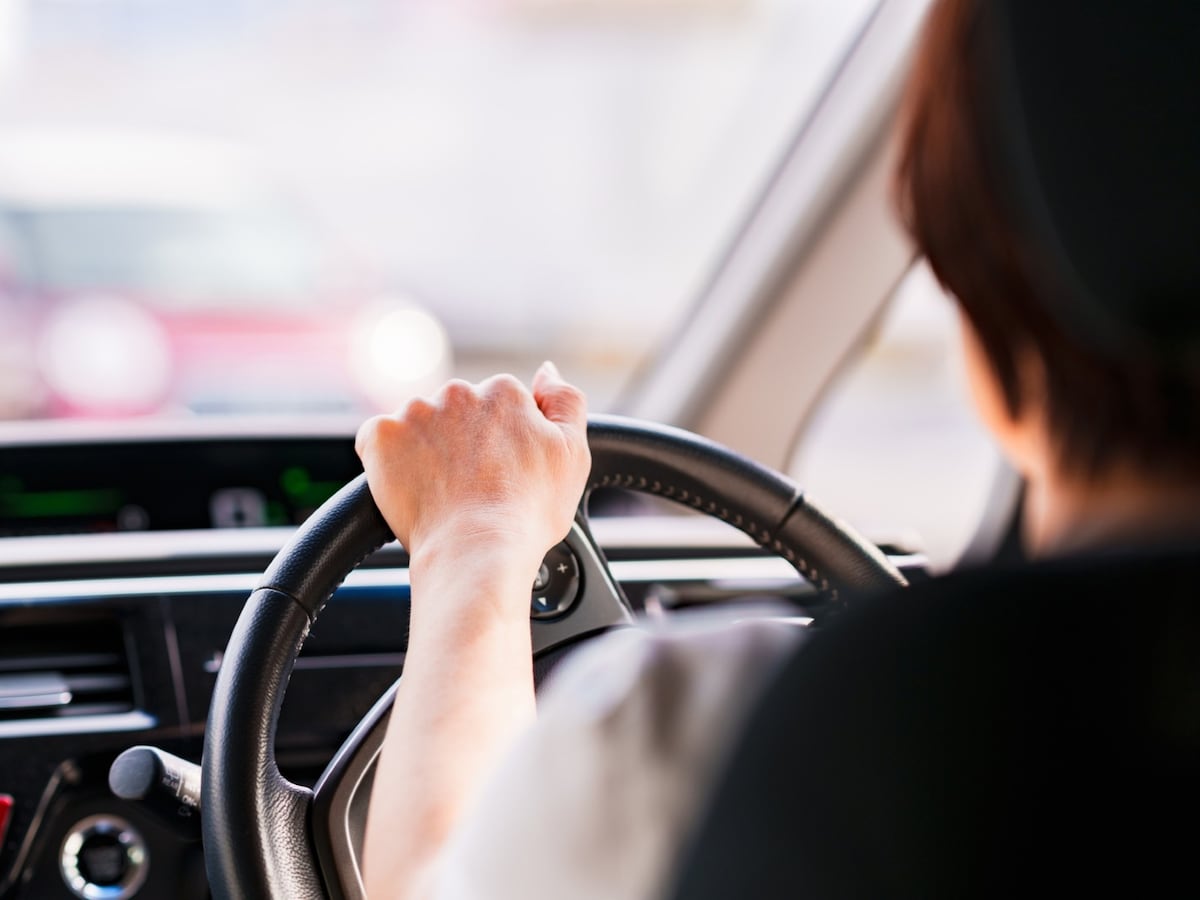 運転中の女性 ※画像：PIXTA