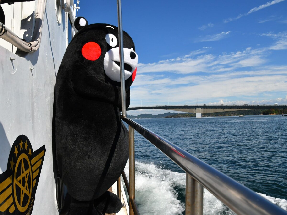 海風に吹かれるくまモン＝10月11日、熊本県上天草市、天草市