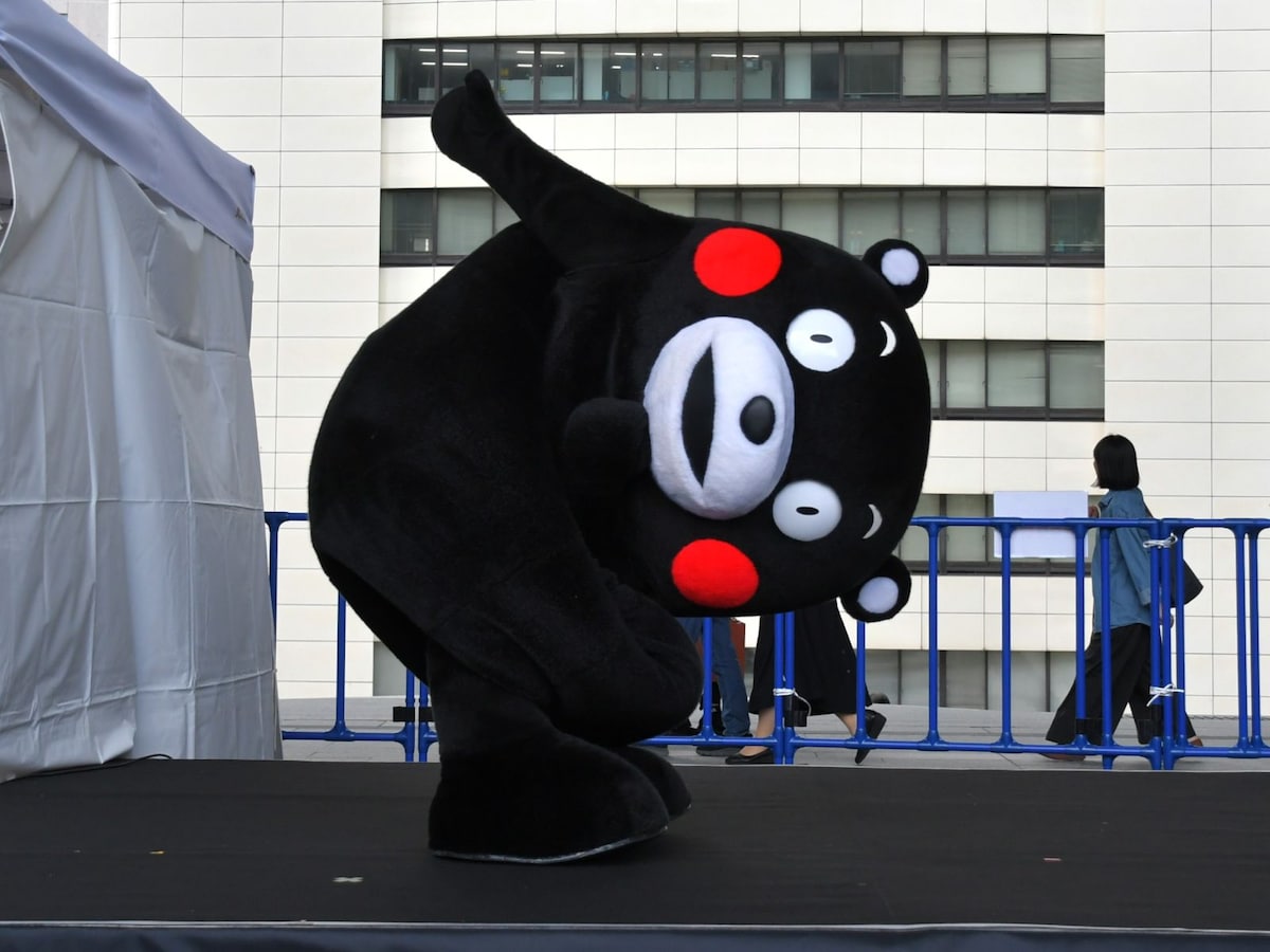 見上げる視線のイケメソくまモン＝10月18日、東京都港区