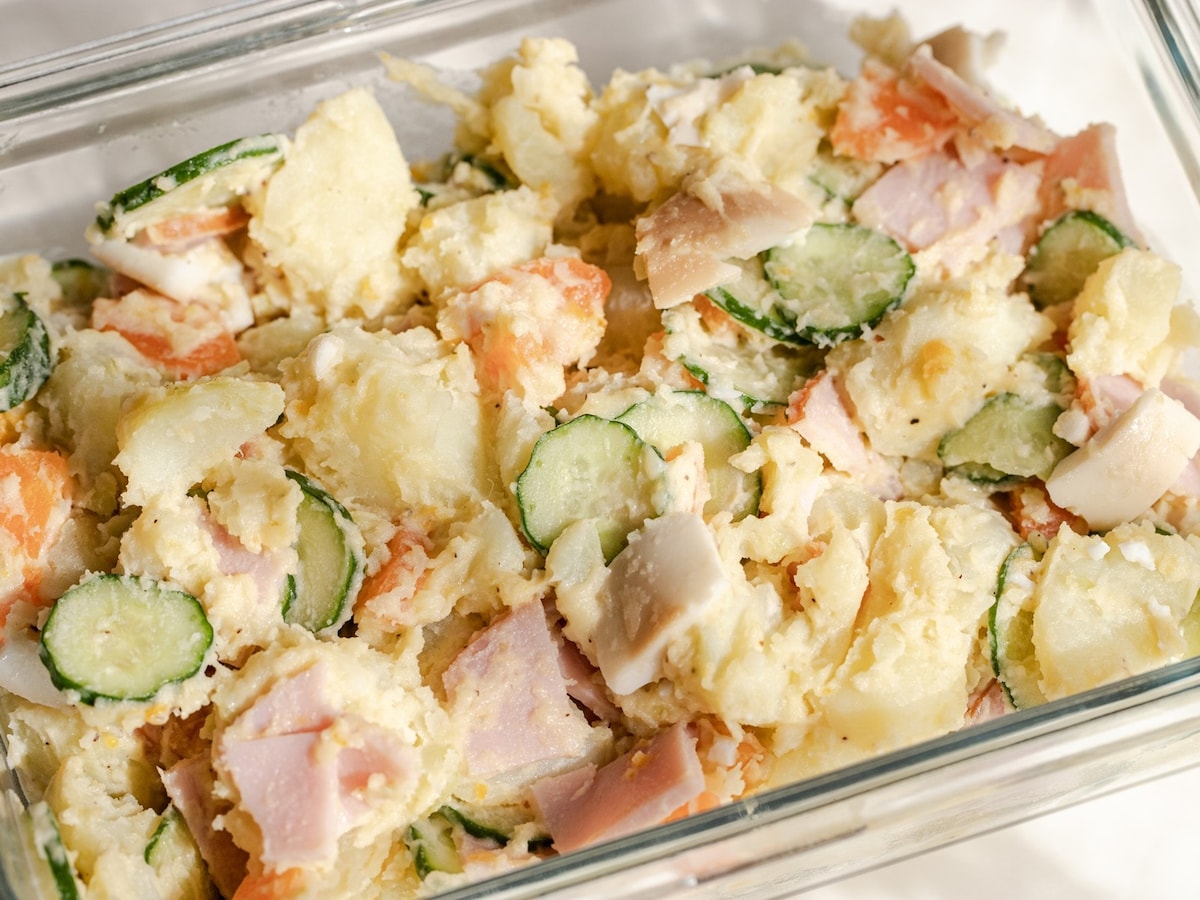 食費を節約しようと自炊を始めたものの…… ※画像：PIXTA
