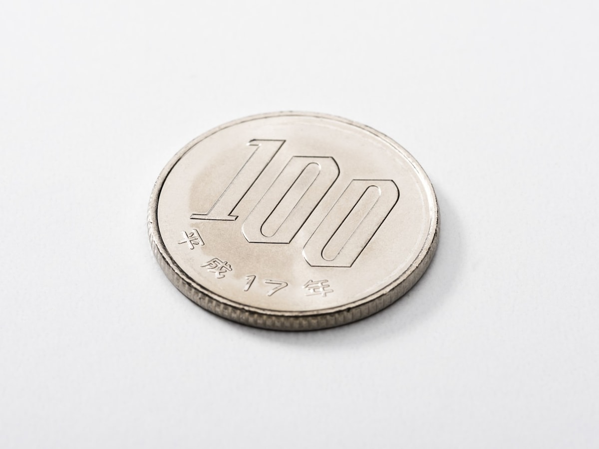 現行の100円玉が額面の1800倍で落札されました。一体なぜなのでしょうか? ※画像:PIXTA(画像はイメージ)