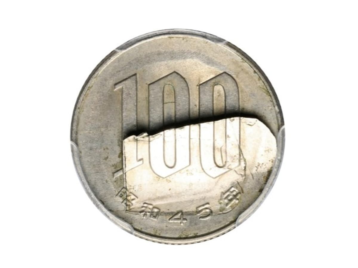 18万円で落札された実際の100円玉(裏面) ※画像:第37回銀座コインオークション Lot番号:699 桜100円白銅貨 昭和45年(1970) 大メクレエラー 現4 PCGS(Mint Error MS62) | EF/UNC