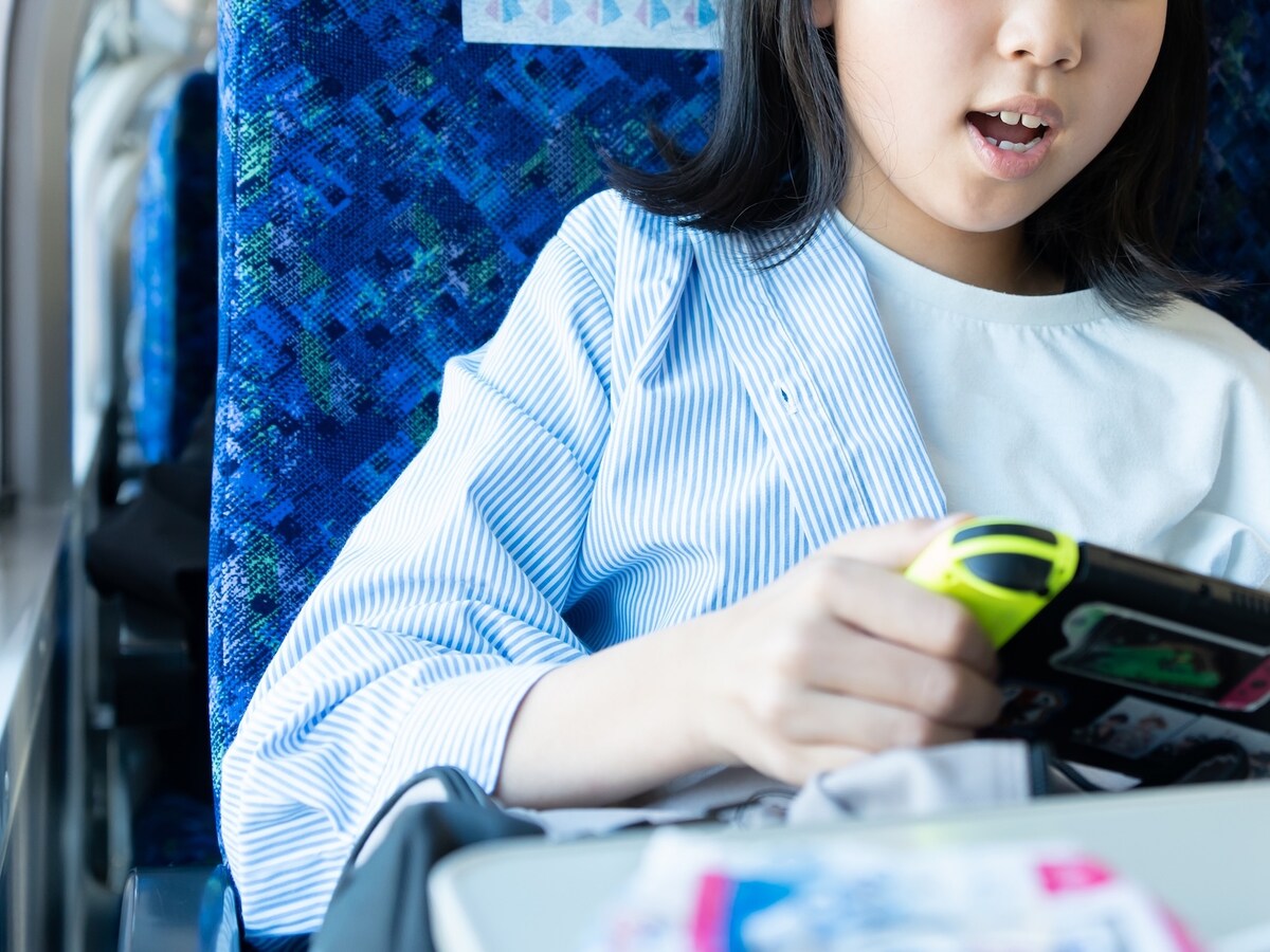 電車の中の子どもたち（画像：PIXTA）