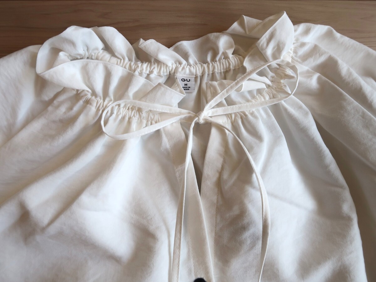 細かなギャザーがたくさんの小さめフリルが上品かつ大人かわいいポイント