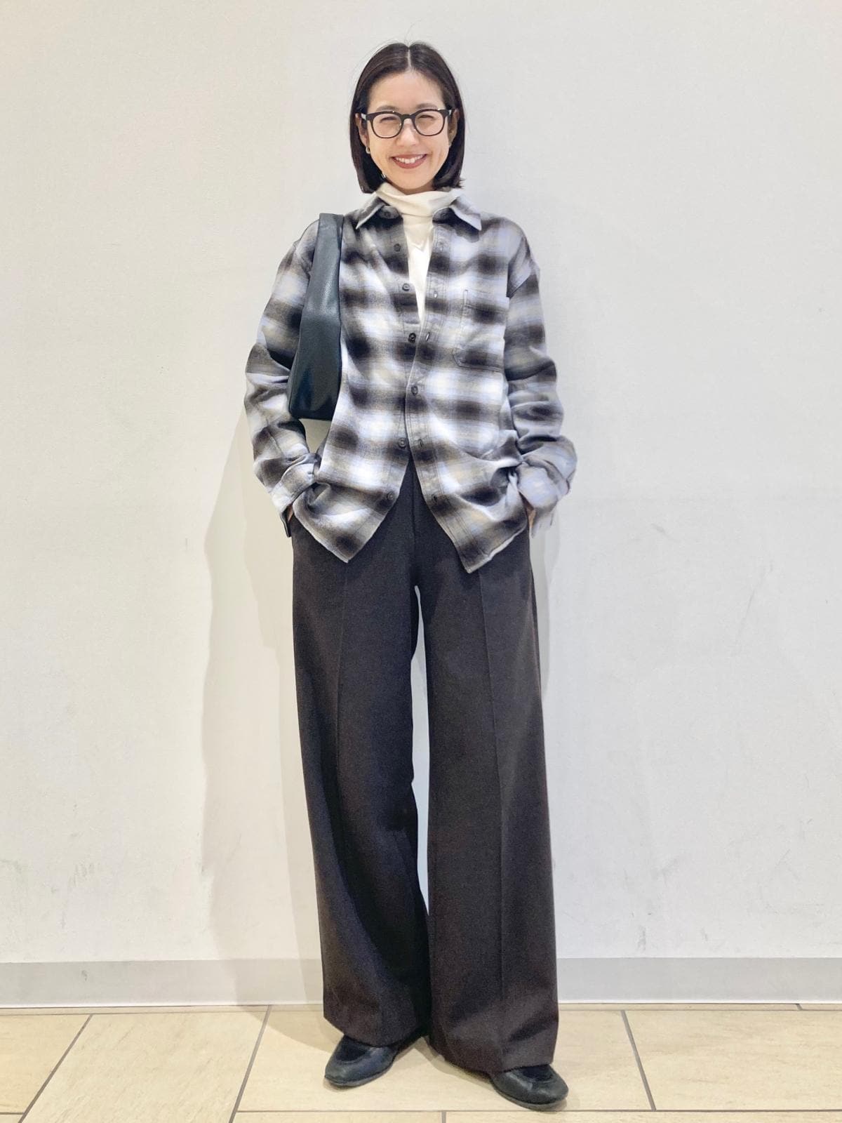 チェックシャツに首もとのあったかいヒートテックをレイヤード　出典：StyleHint