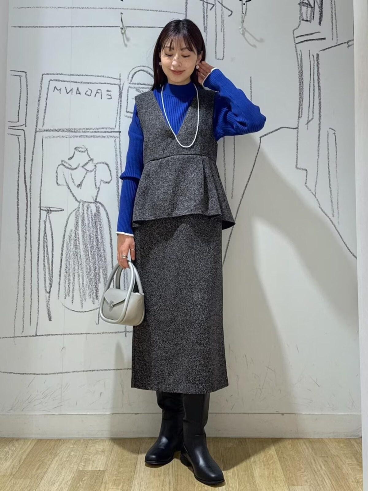【OKコーデ】ペプラムデザインやカラーニットで、腕はすっきり＆華やか見えもかないます　出典：WEAR