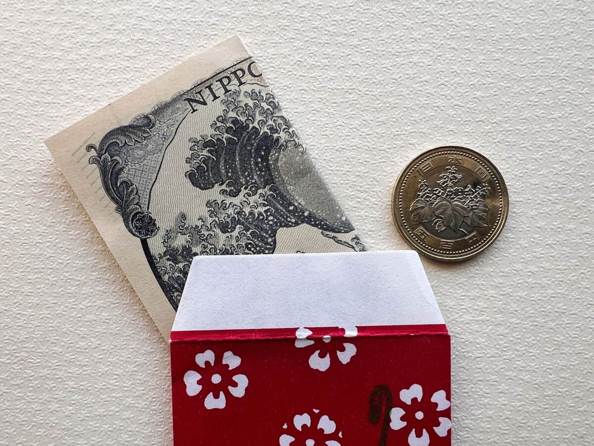 紙幣も硬貨も、「表面」が見える状態でポチ袋に入れましょう ※画像：All About編集部