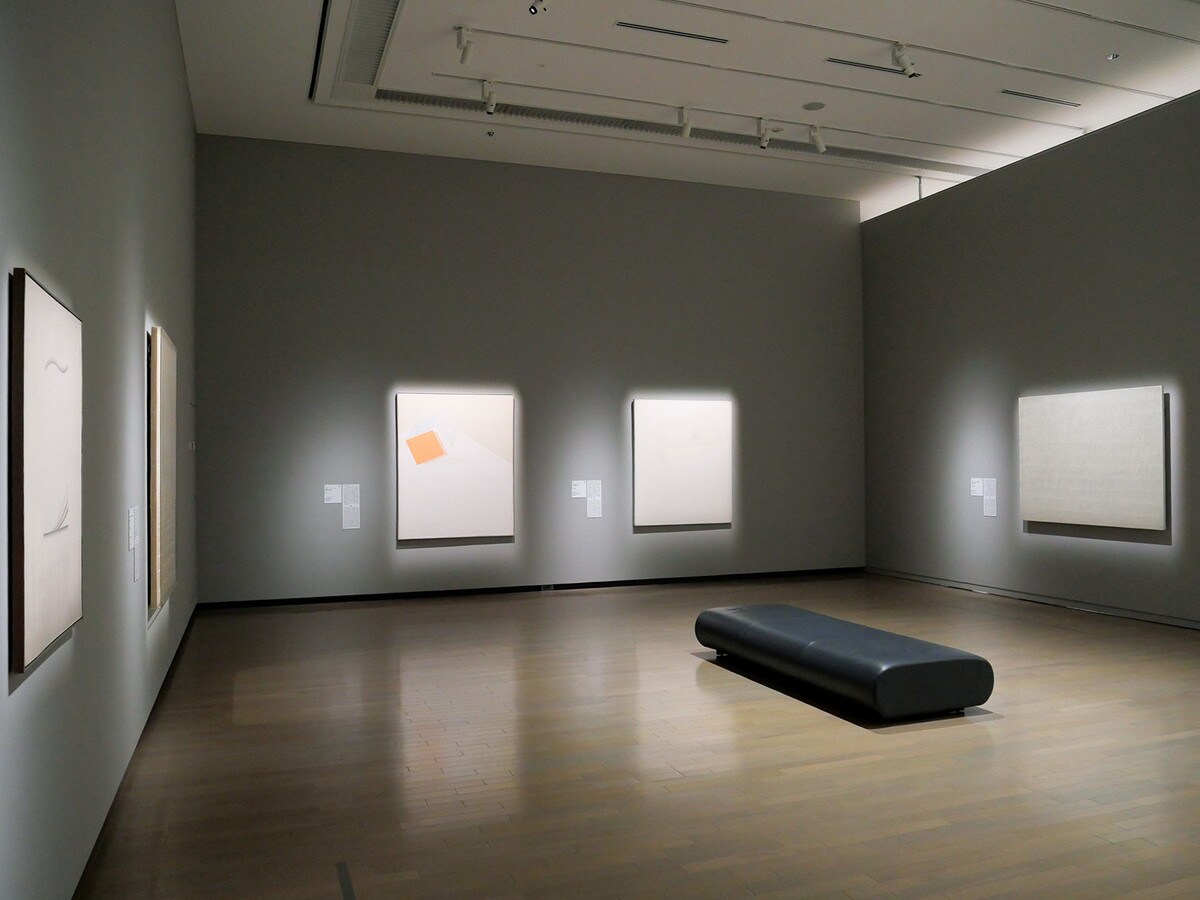 展示風景より、韓国・五人の作家 五つのヒンセク〈白〉（1975年、東京画廊）