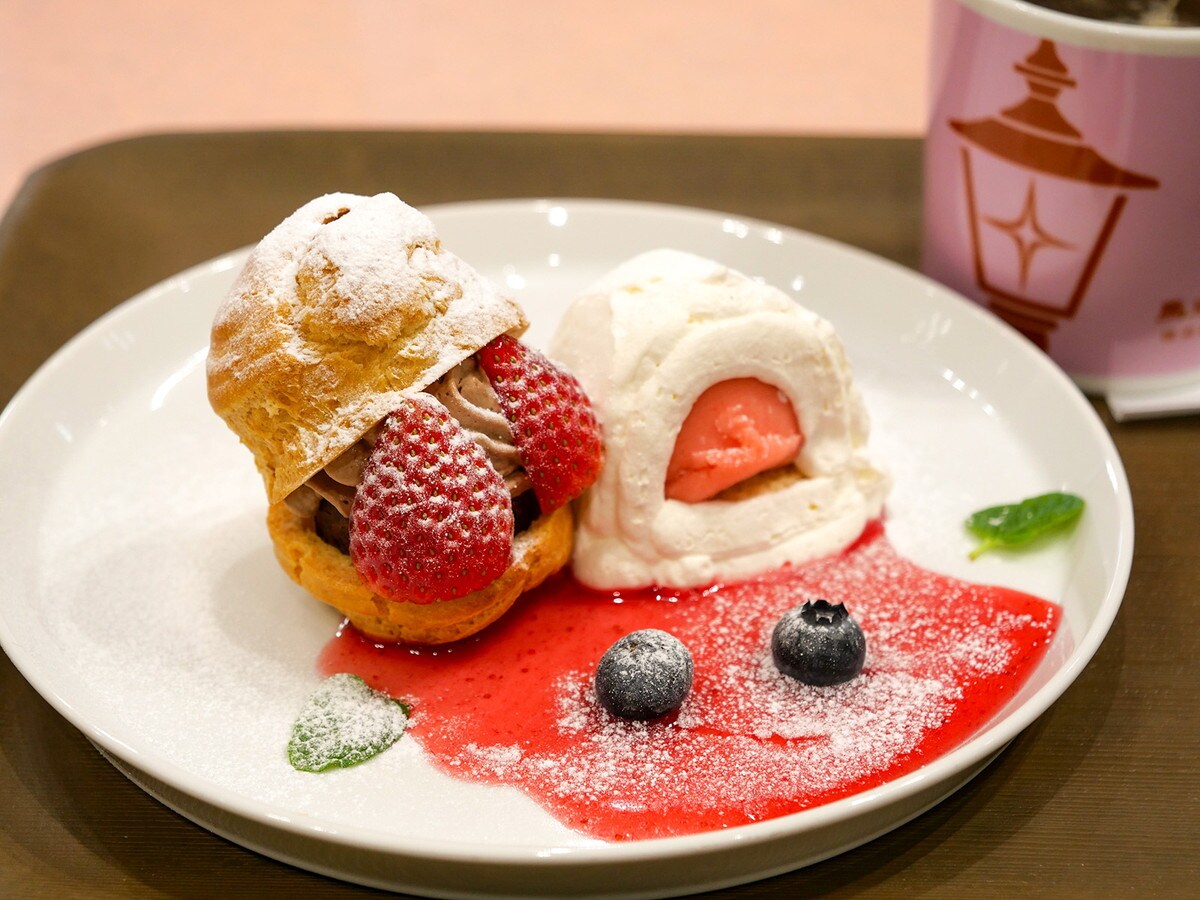 館内のカフェ「馬車道十番館 横浜美術館 喫茶室」では同展オリジナルメニュー「いちごのおしゃべり」（税込1210円）を販売。各日数量限定（筆者撮影）