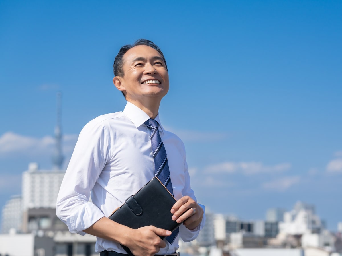 関連会社に再就職したものの、仕事に心身ともに疲れ、退職を検討中（画像：PIXTA）