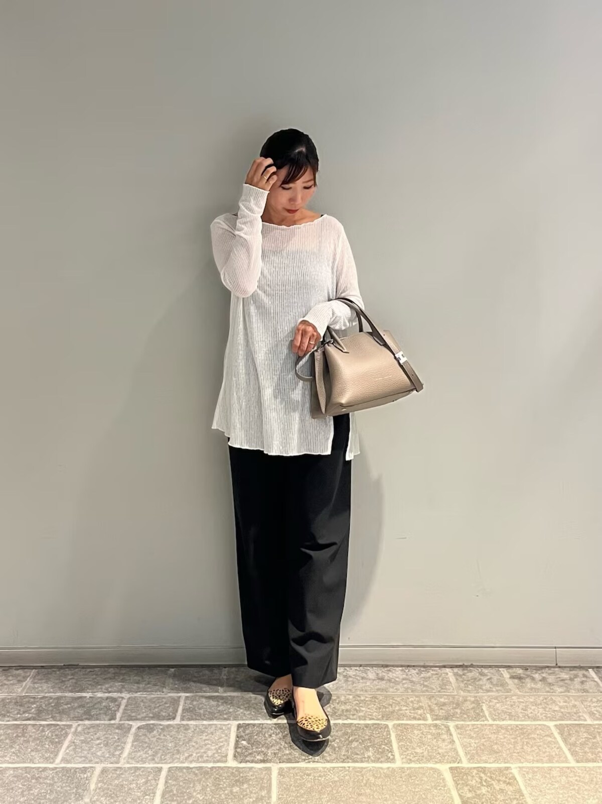 シアー素材のトップスは一枚でもレイヤードでもOK　出典：WEAR