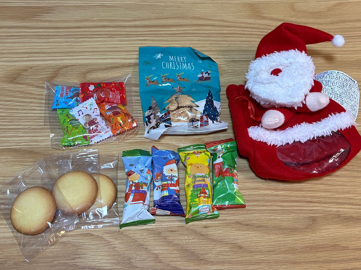 サンタさんの袋の中には、たっぷりのお菓子が！ クリスマスプレゼントに喜んでもらえること間違いなしです 