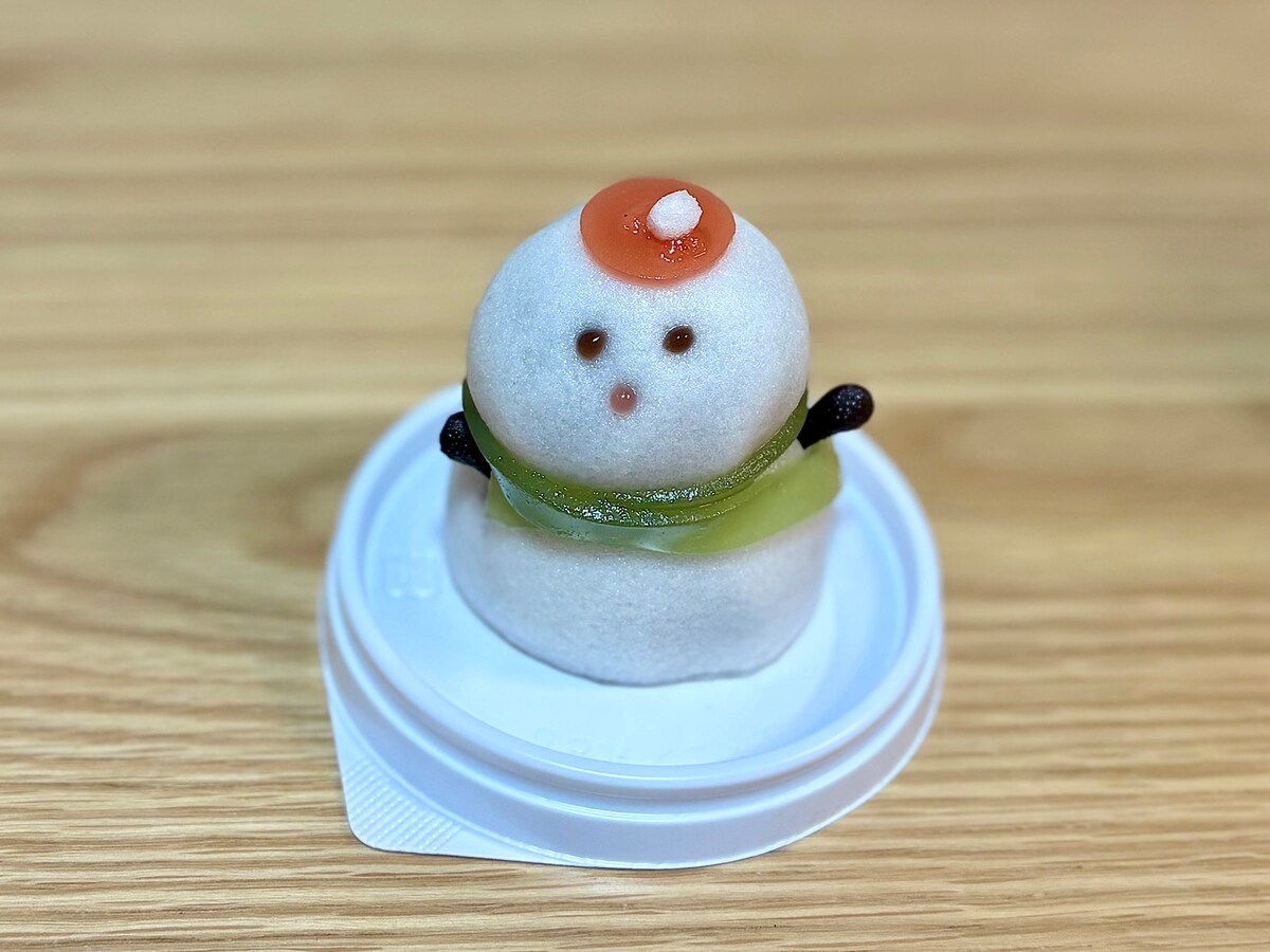 「クリスマス創作和菓子 雪だるま」345円（税込） 