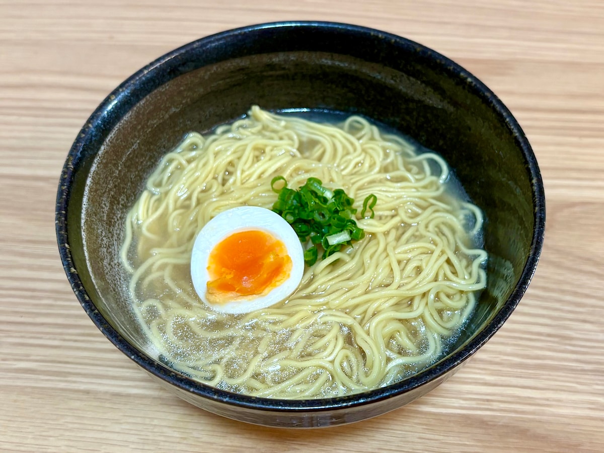 透き通ったスープに食欲がそそられます。麺は程よいコシがあり、もちっとした食感