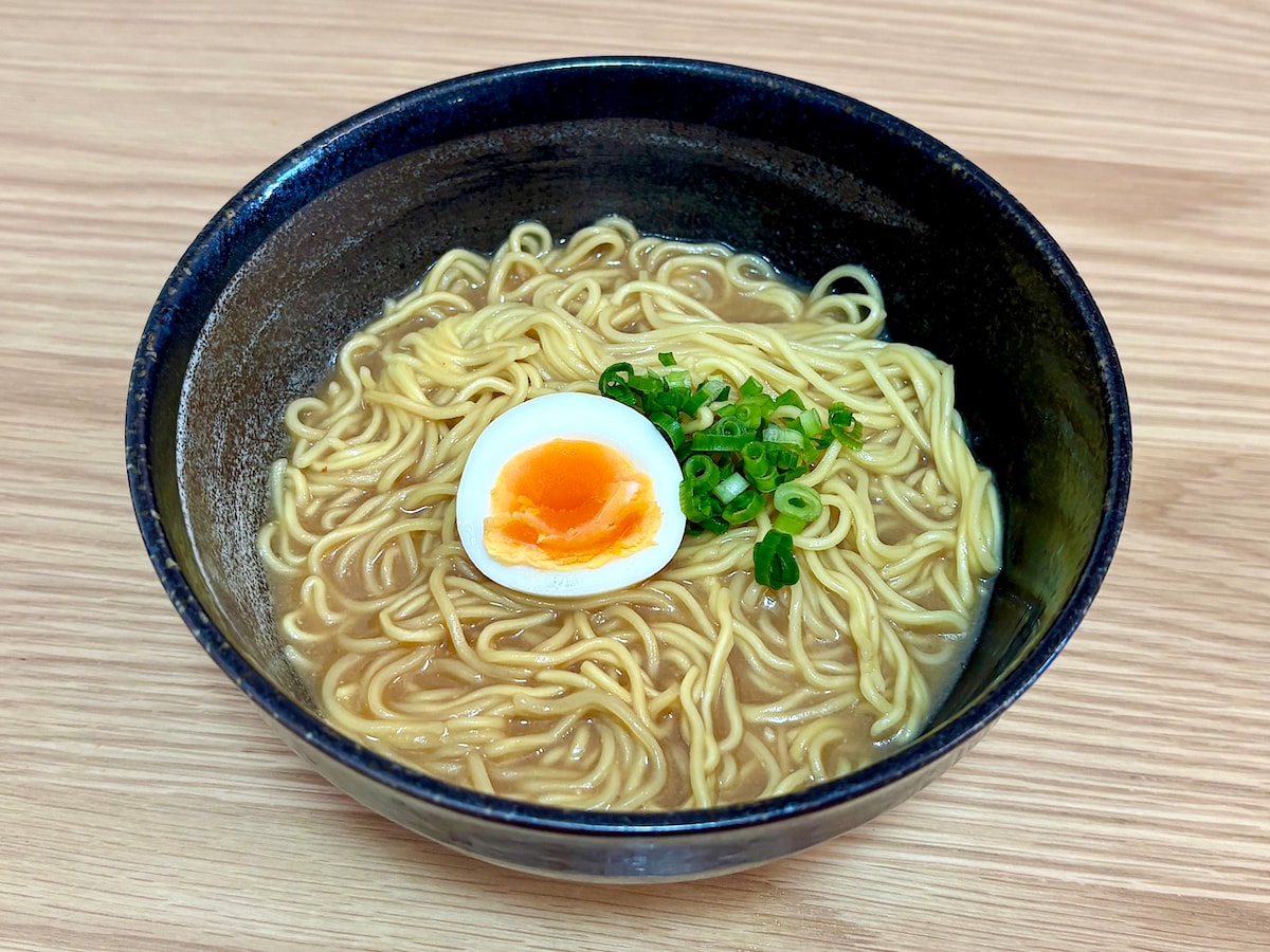 ゆで卵と小ネギを別途トッピングしてみました
