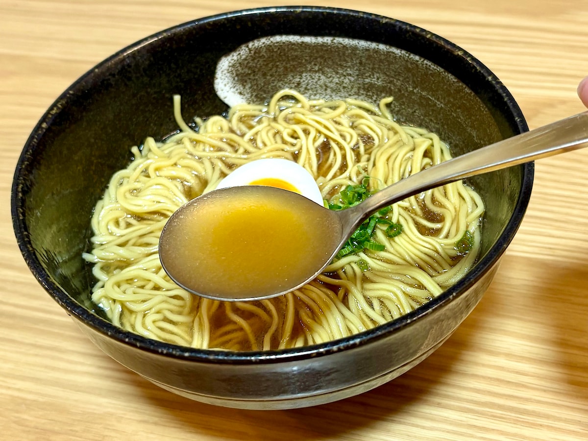 スープはあっさりとしたしょうゆ味。リピートしたくなるおいしさです 
