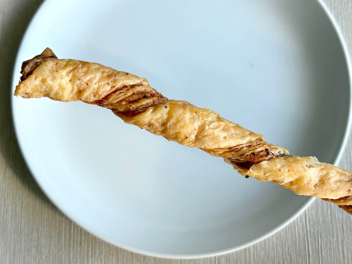 パイの長さが特徴的なスティックタイプ。濃厚なチーズの味わいとサクサク感が◎ 