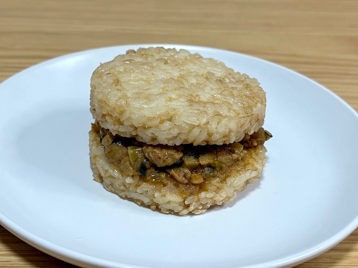 ふわふわのもち麦入りライスに、胡麻担々の味わいが効いていて満足度抜群！ 