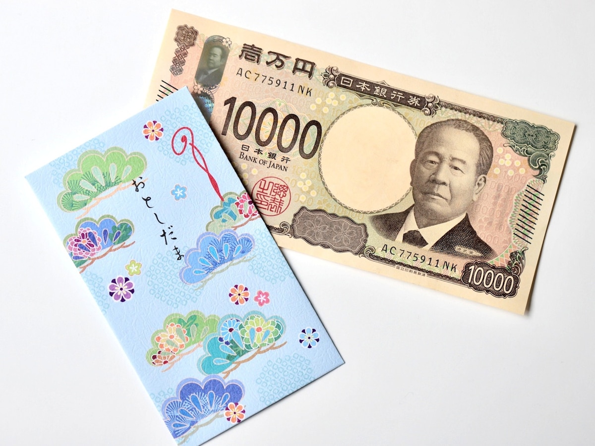 お年玉として新札を用意する際、「記番号」に注目するとお宝を発見できるかも? ※画像:PIXTA(画像はイメージ)