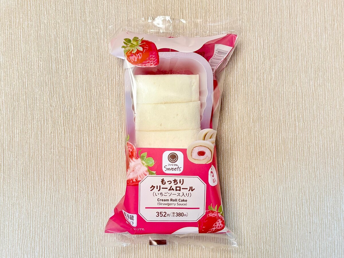 「もっちりクリームロール（いちごソース入り）」380円（税込）