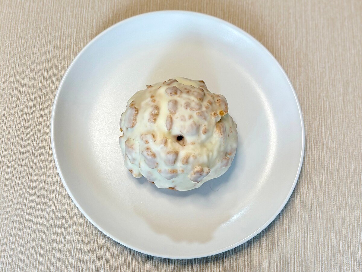 白いクッキシューって珍しい！ 食べる前から伝わるザクザク感にテンションが上がります 