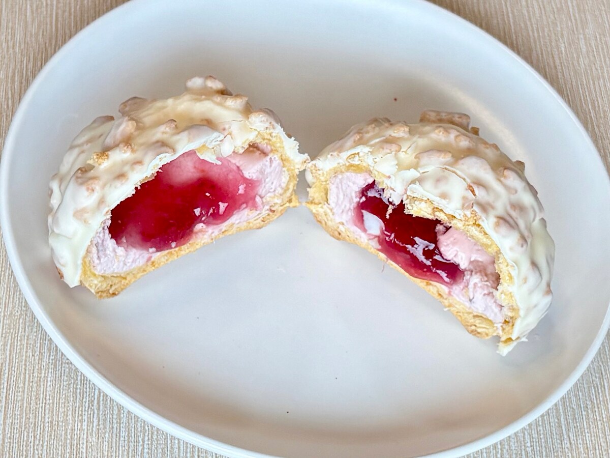 甘酸っぱいいちごの風味に、ザックザク食感のクッキシューが美味！  