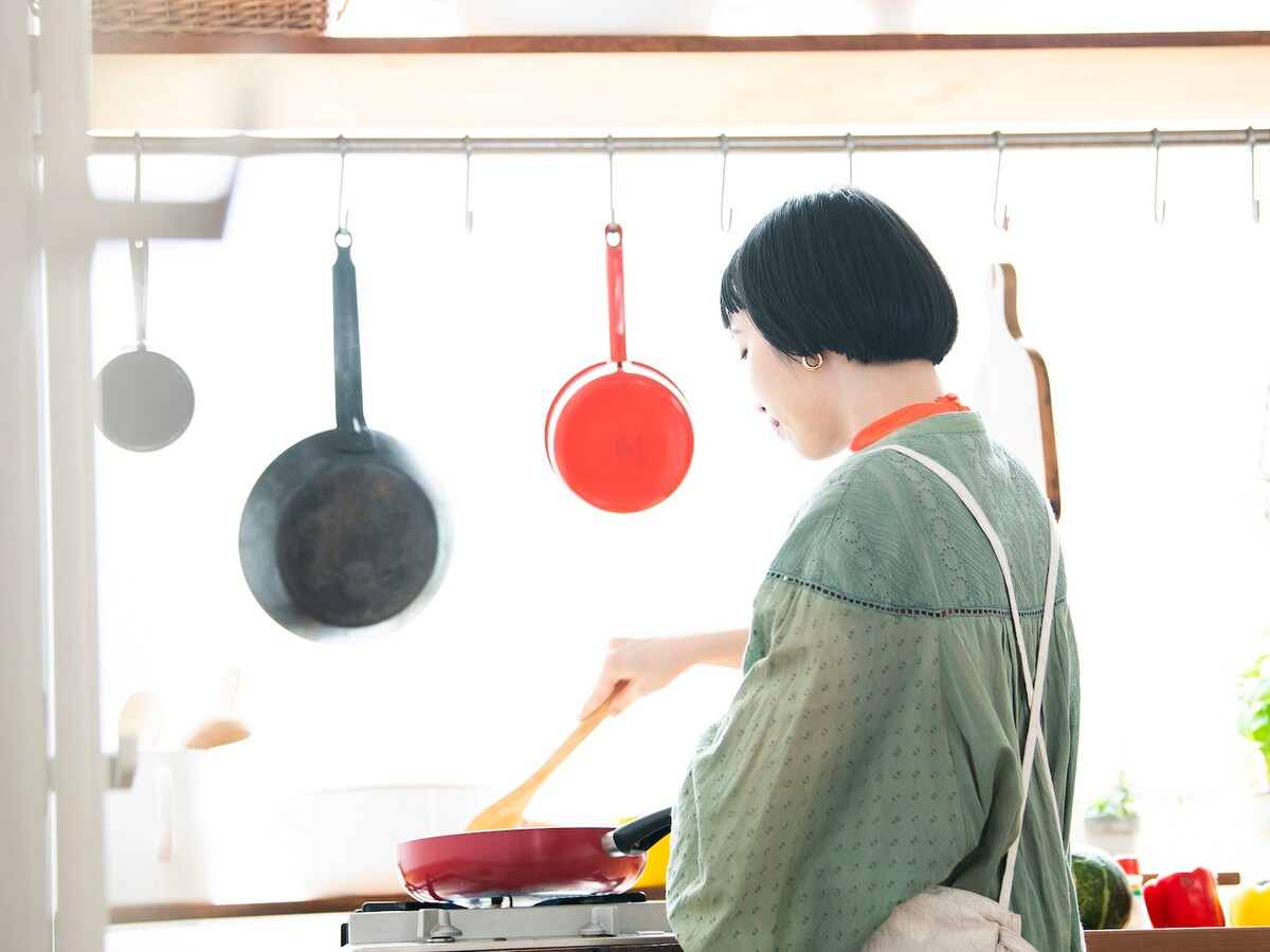 一人で好きなことをしている時間が楽しい（画像：PIXTA）
