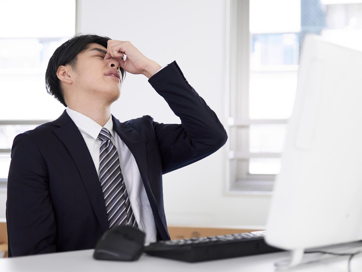 「一度に完璧に仕事を完了しなければいけない」というプレッシャーから体調を崩す… ※画像出典：PIXTA