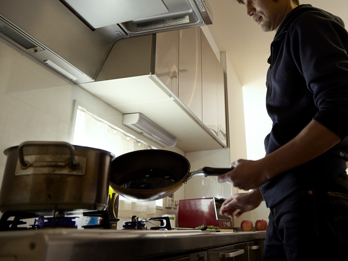 主食をできる限り安価なもので済ませ、食費を節約するという男性 ※画像：PIXTA