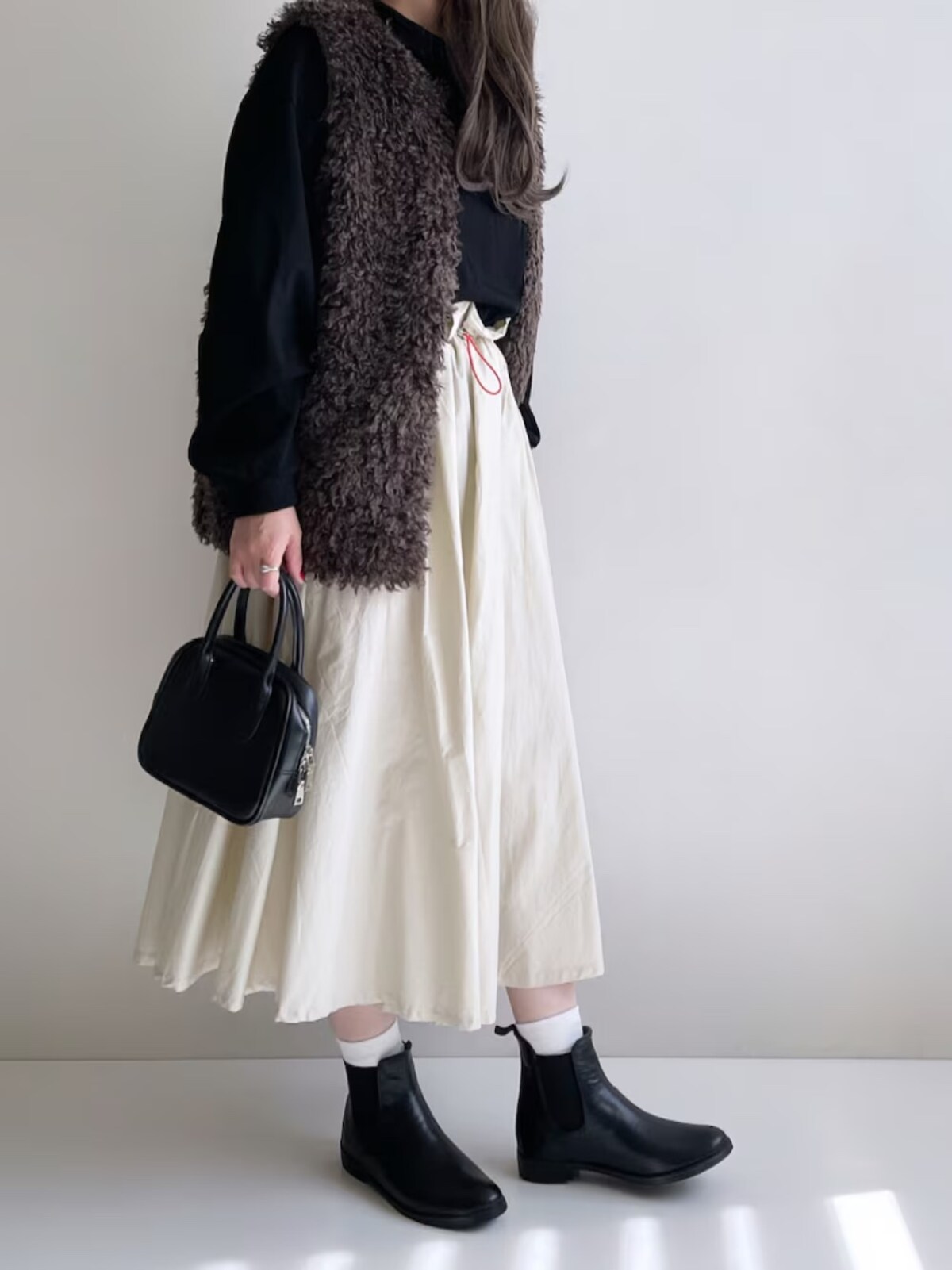無印良品のシンプルなニットに毛足の長いベストを羽織って　出典：WEAR