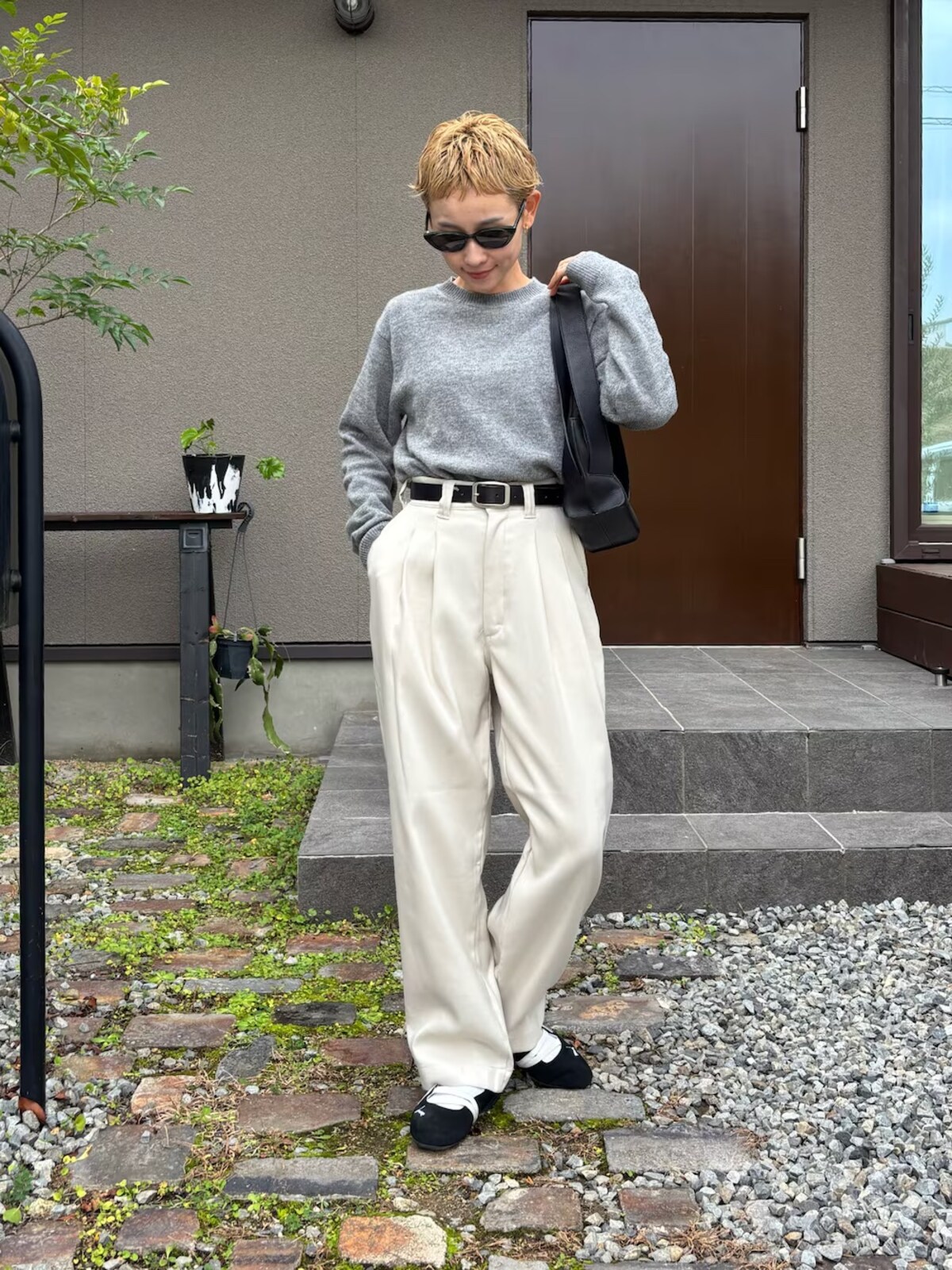 ライトグレーは着まわししやすいのもポイントです　出典：WEAR