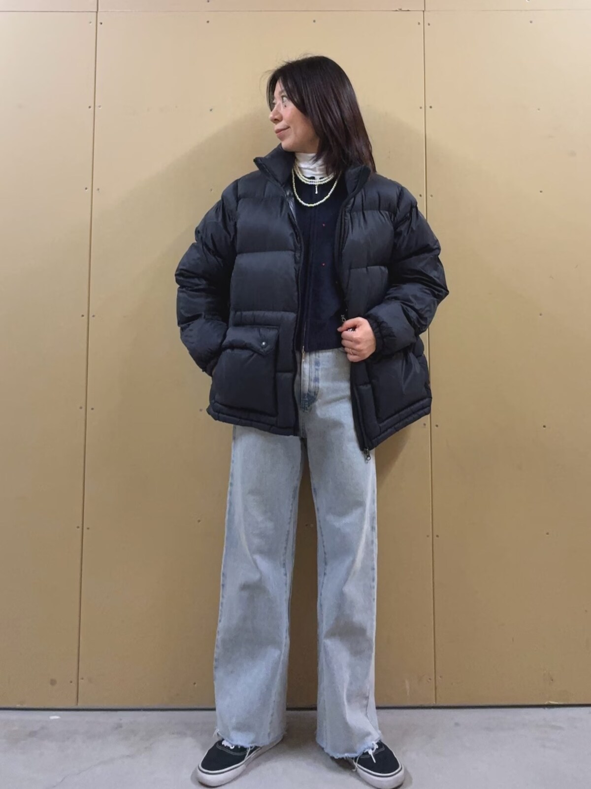 【OKコーデ】カジュアルな大きめダウンは首もとに「白」をプラス　出典：WEAR