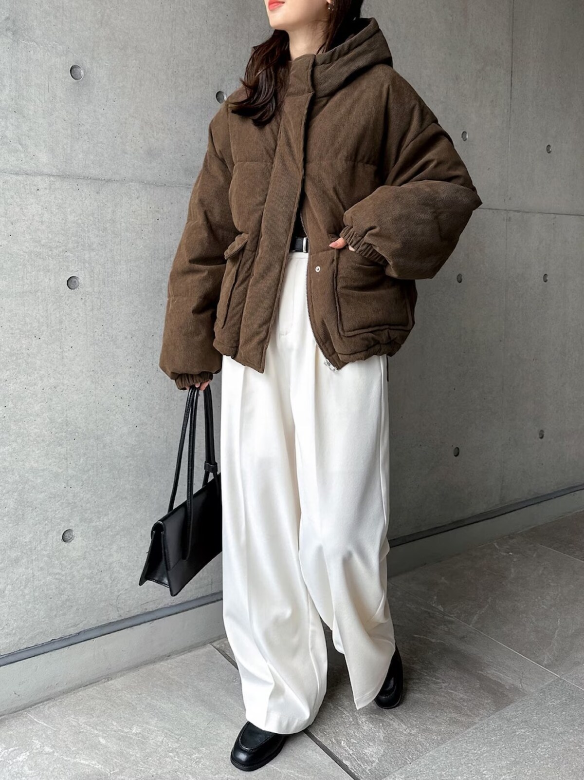 【OKコーデ】面積の大きい白ボトムスを取り入れるだけであか抜けた印象に　出典：WEAR