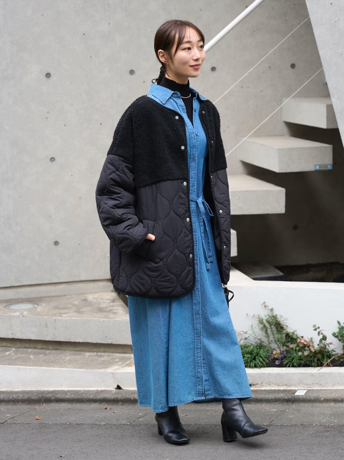 ハイネックなどをインナーに合わせてシャツワンピースを取り入れて　出典：WEAR