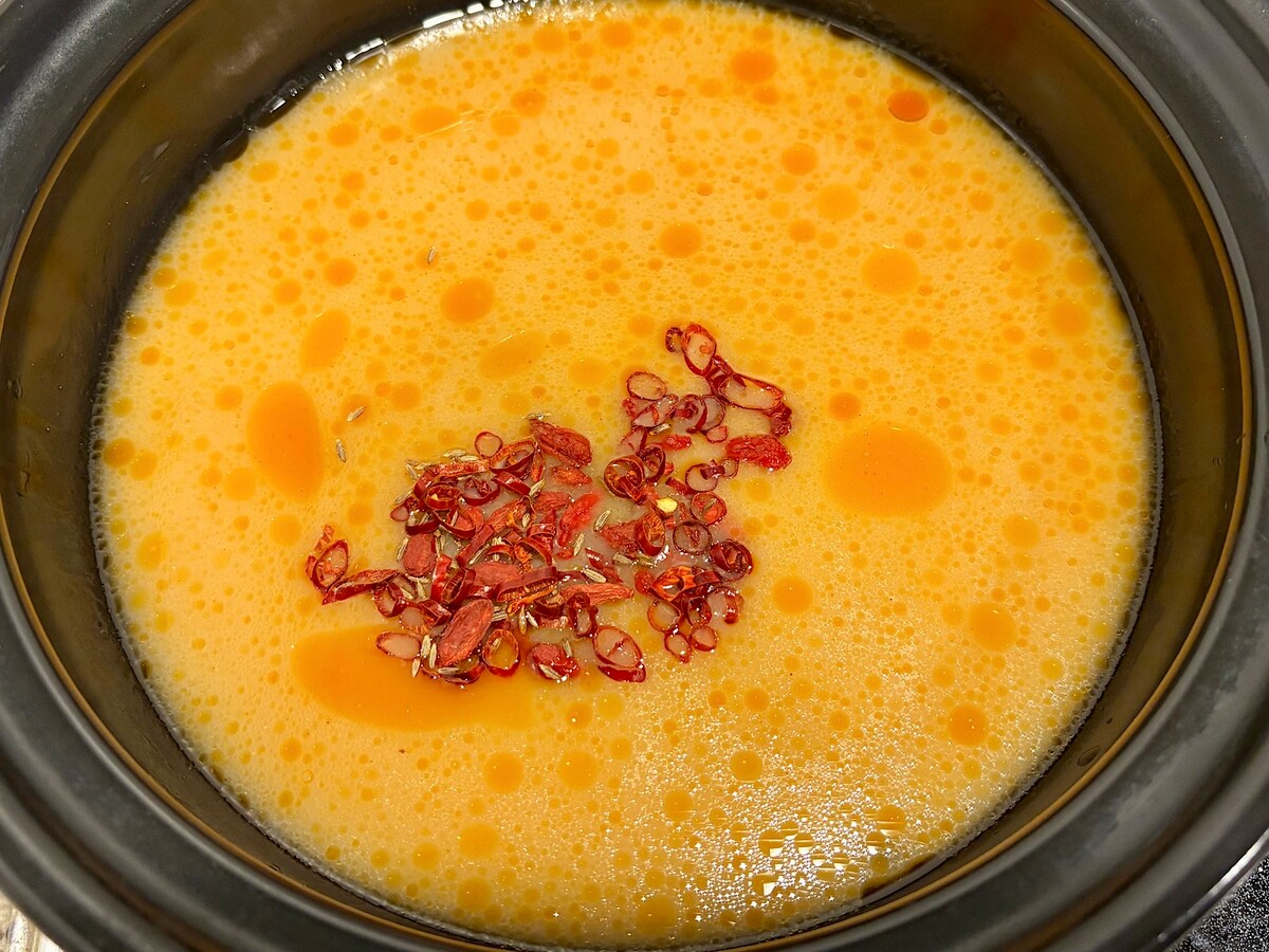こちらは水を加える前の火鍋の素とトッピング。水を入れて煮立たせるだけで簡単に完成します 