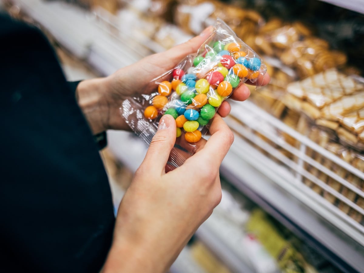 食費を節約するためにお菓子を我慢したら…… ※画像：PIXTA