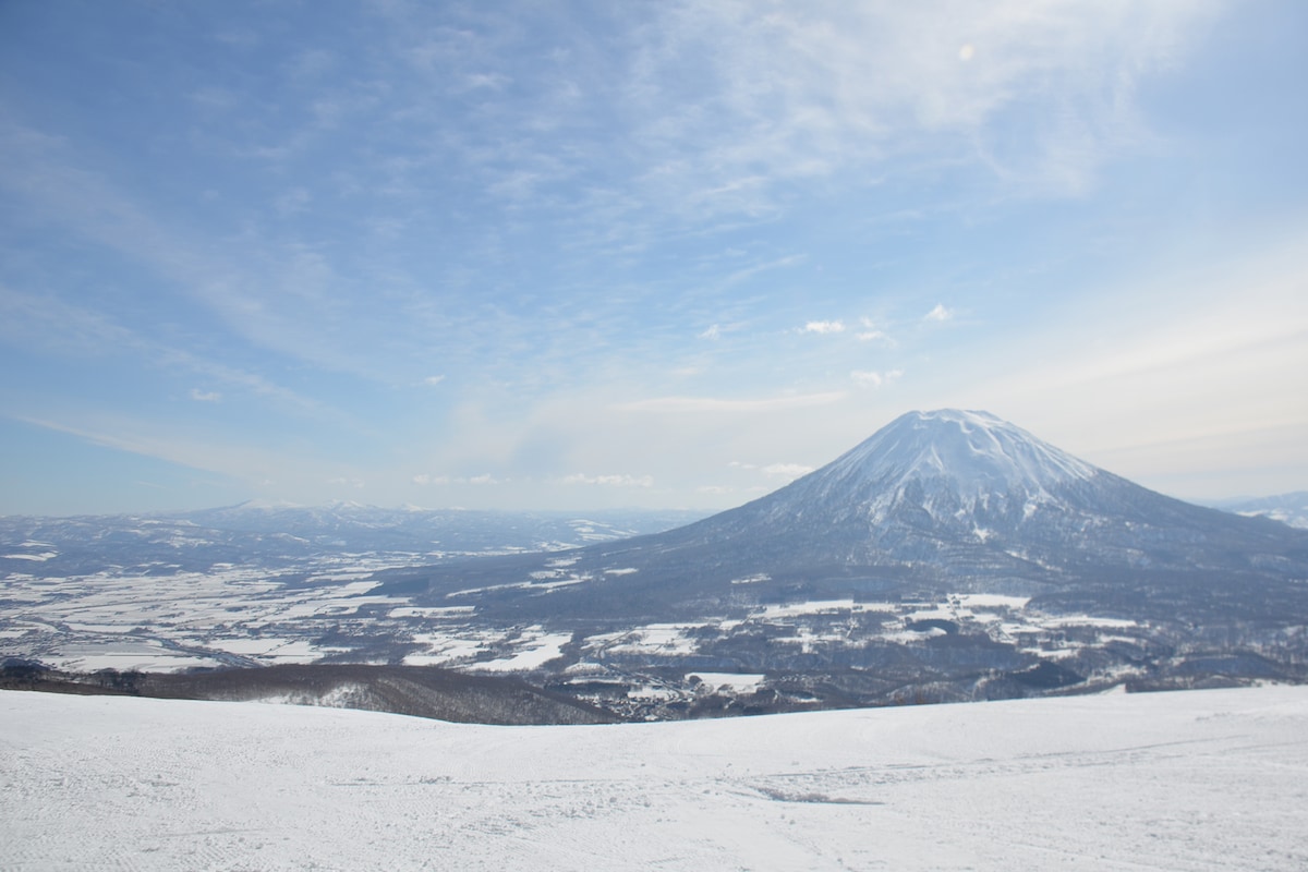 JAPOW(ジャパウ)と呼ばれるジャパニーズパウダーを求めて多くの外国人が訪れるニセコ
