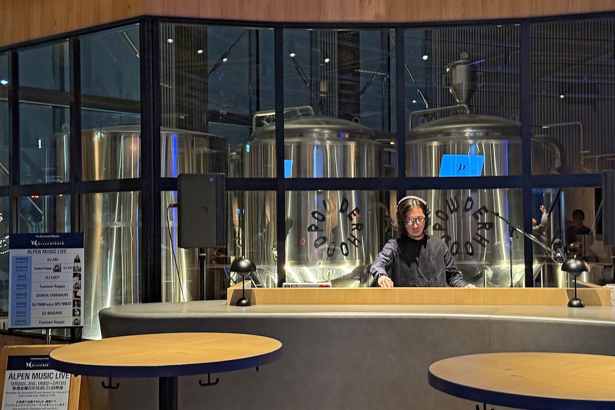 ALPEN NODEにはDJブースも(写真はプレビューイベント時)。後ろには醸造タンク。醸造したビールも春頃から販売される