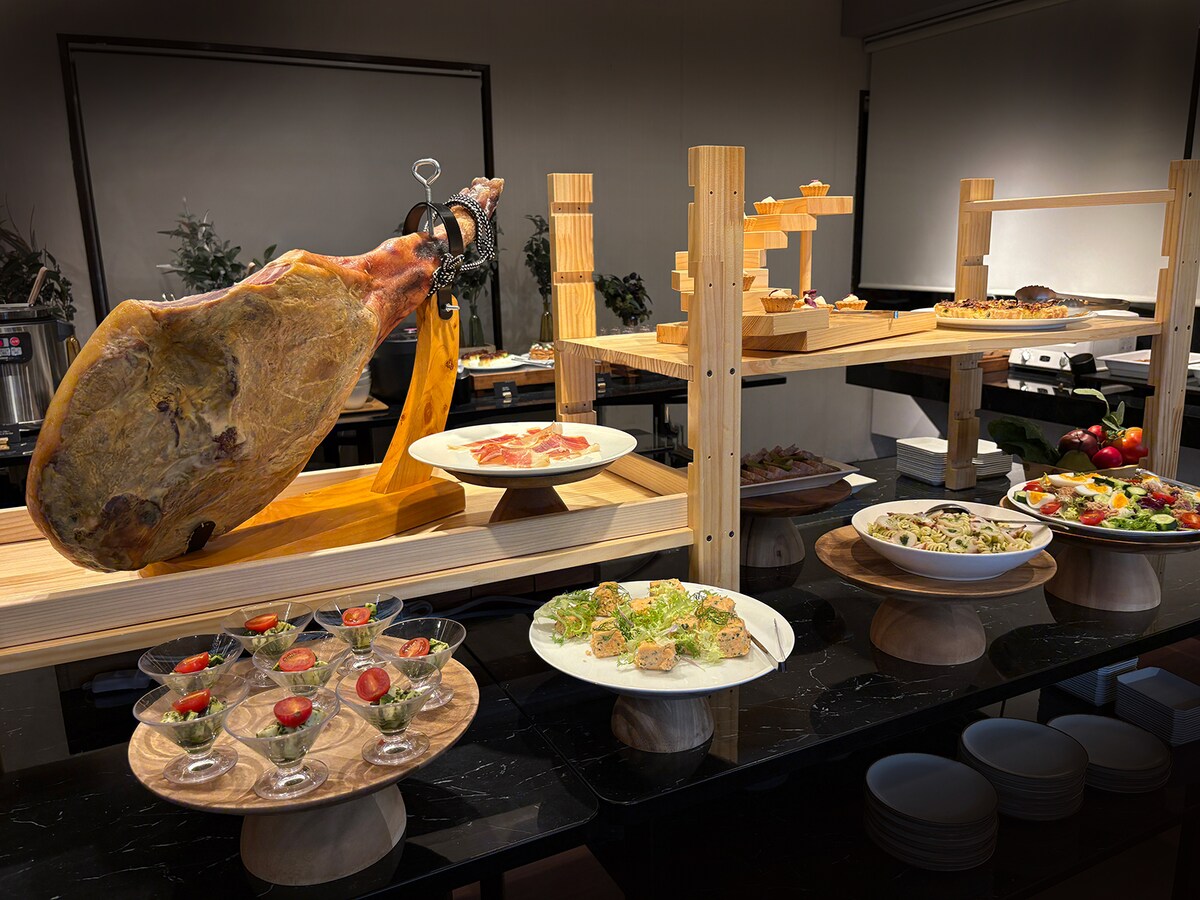 夕食は旬の食材を使ったブッフェ。生ハムも食べ放題!