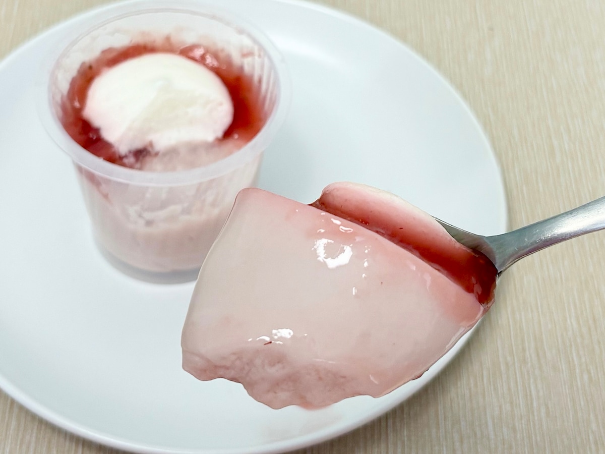 優しい味わいのいちごみるくプリンと甘酸っぱいいちごのコンポートが相性抜群！ 
