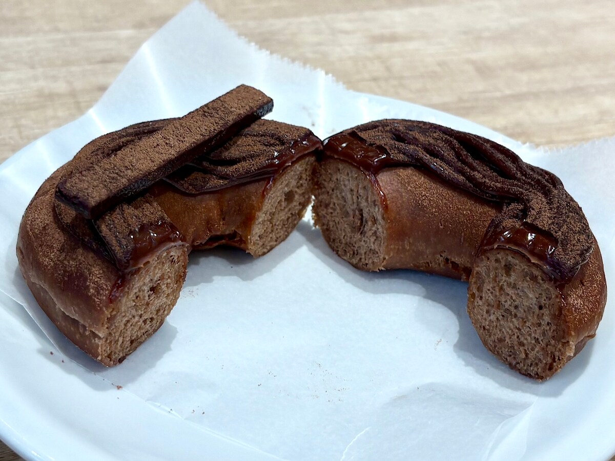 チョコレートのおいしさを存分に満喫できるモンブランケーキのようなドーナツです