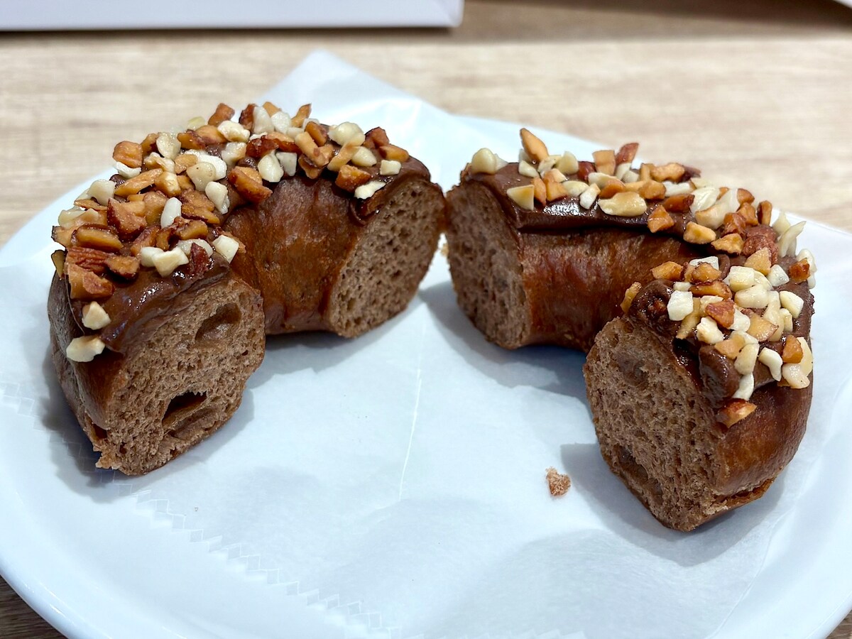 ザクザクのナッツの食感が楽しい! チョコレートとナッツ、両方のおいしさを一度に堪能できます