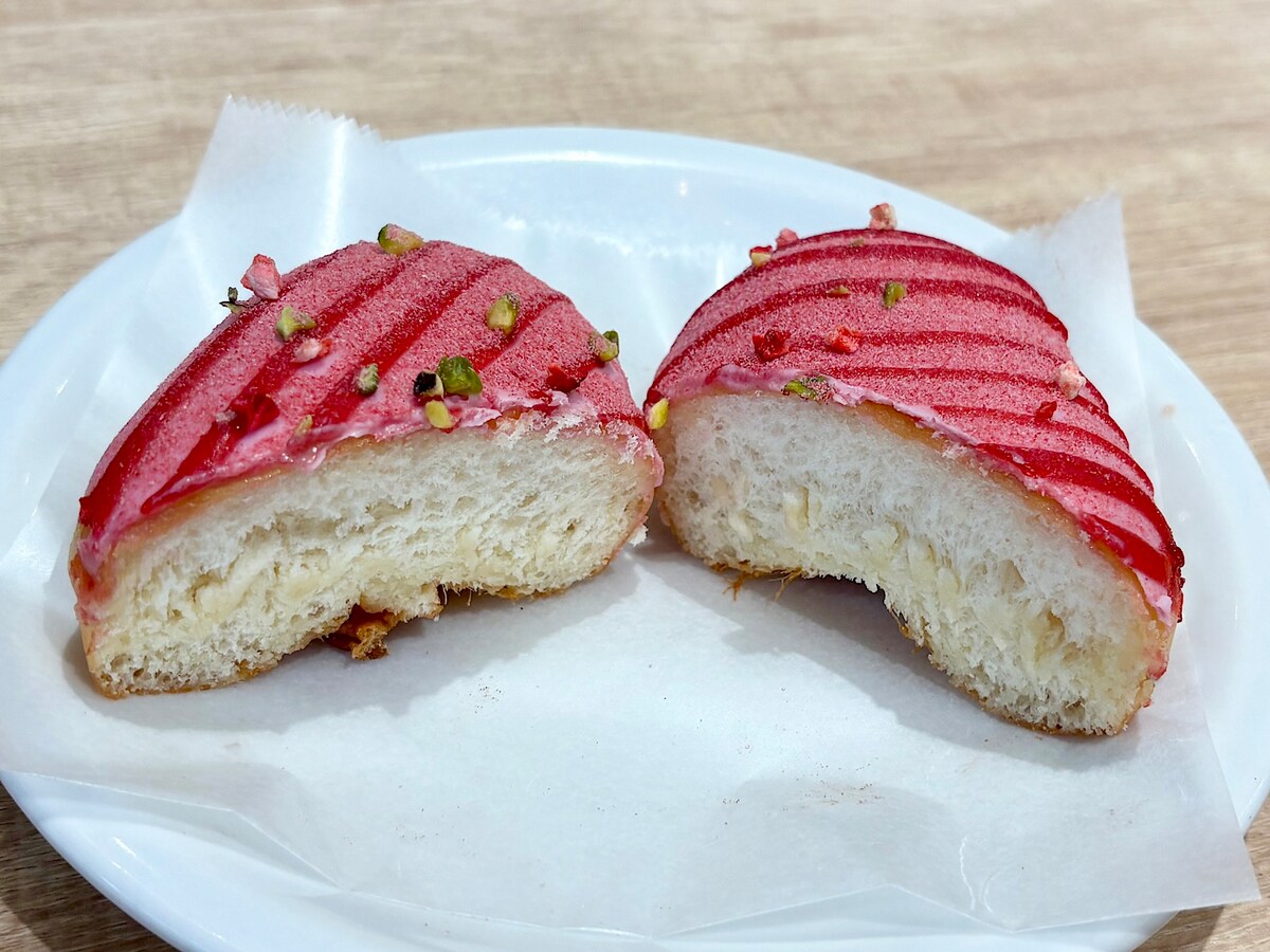 華やかなバレンタインにぴったりなドーナツ。いちごの甘酸っぱさとルビーチョコが相性抜群です