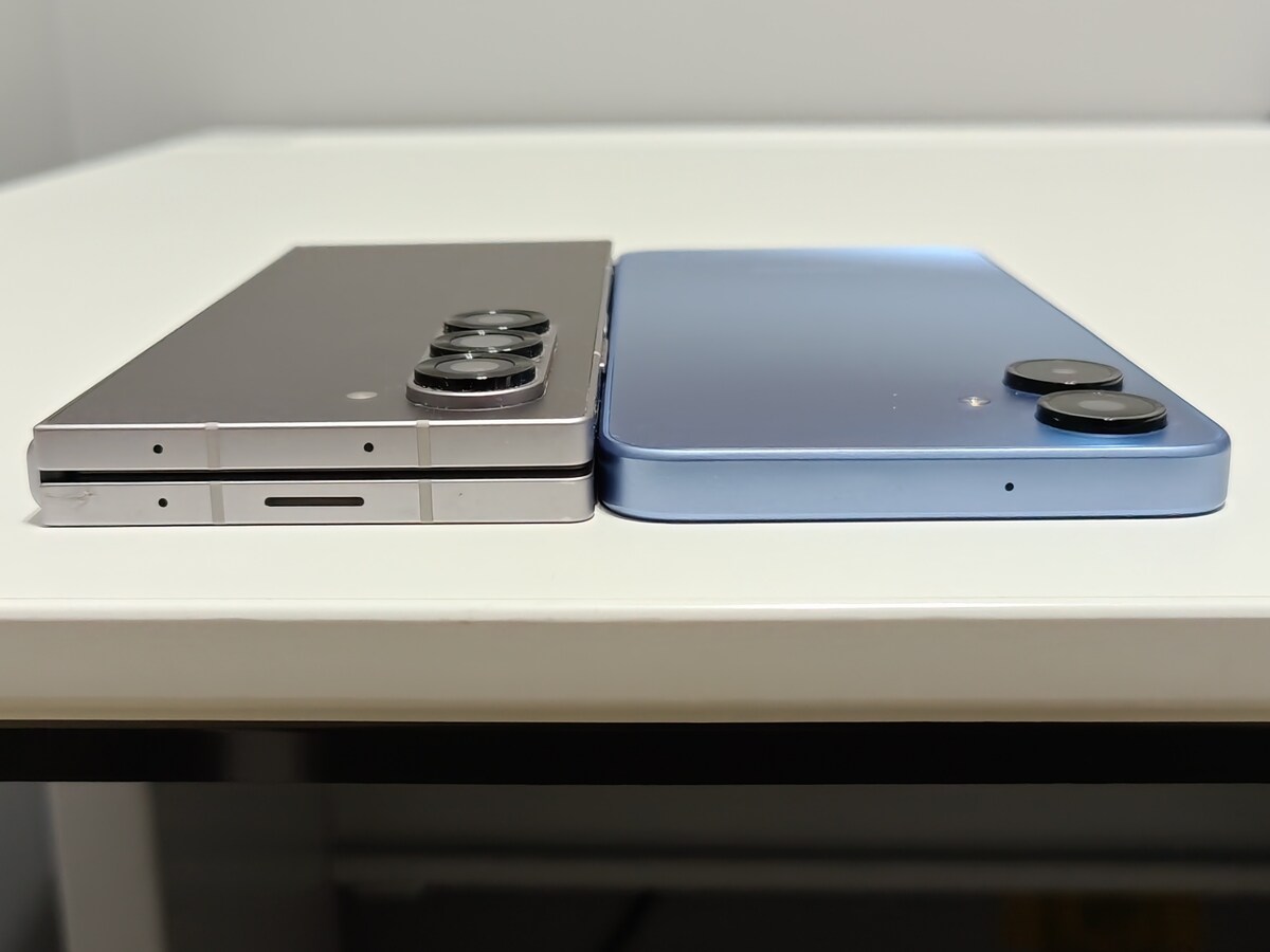 本体の厚さの比較（横型折り畳みスマホと通常サイズスマホ）