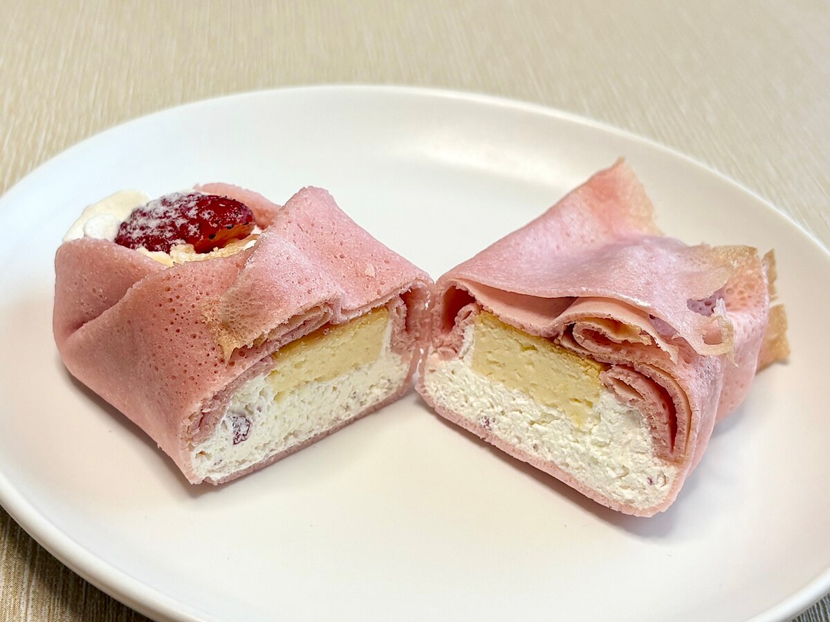 中にはたっぷりのホイップクリームとベイクドチーズケーキが入っています